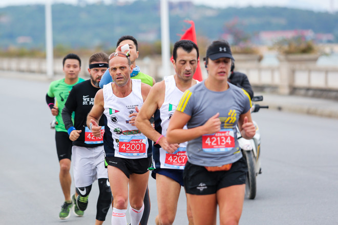 Hàng ngàn vận động viên 'đội rét' chinh phục 42km marathon ở Hạ Long ảnh 7