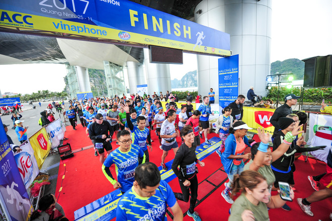 Hàng ngàn vận động viên 'đội rét' chinh phục 42km marathon ở Hạ Long ảnh 1