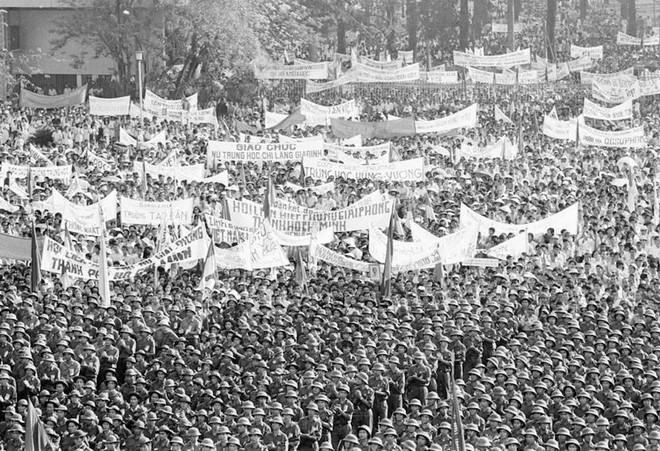 Nhân dân thành phố Sài Gòn mít tinh chào mừng Ủy ban Quân quản thành phố ra mắt, ngày 7/5/1975. Ảnh: Minh Lộc – TTXVN Về chung “một nhà”: Tự hào viết tiếp truyền thống Thông tấn vẻ vang ảnh 1