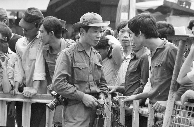 Phóng viên Đinh Quang Thành của Việt Nam Thông tấn xã gặp gỡ, thu thập thông tin từ người dân Sài Gòn trong ngày giải phóng 30/4/1975. (Ảnh: TTXVN) Về chung “một nhà”: Tự hào viết tiếp truyền thống Thông tấn vẻ vang ảnh 3