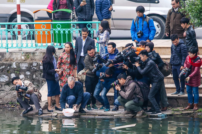 "Hậu trường" tác nghiệp và nỗi vất vả hiểm nguy của nghề báo ảnh 3