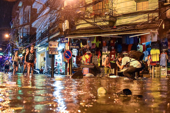 "Hậu trường" tác nghiệp và nỗi vất vả hiểm nguy của nghề báo ảnh 9