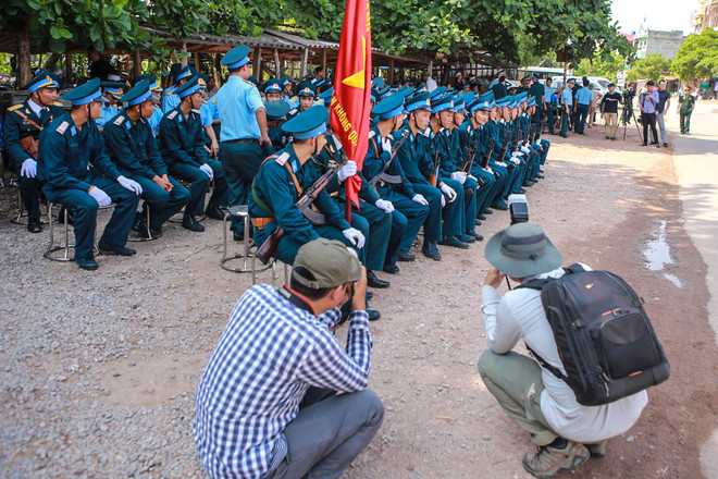 "Hậu trường" tác nghiệp và nỗi vất vả hiểm nguy của nghề báo ảnh 10