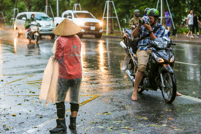 "Hậu trường" tác nghiệp và nỗi vất vả hiểm nguy của nghề báo ảnh 13