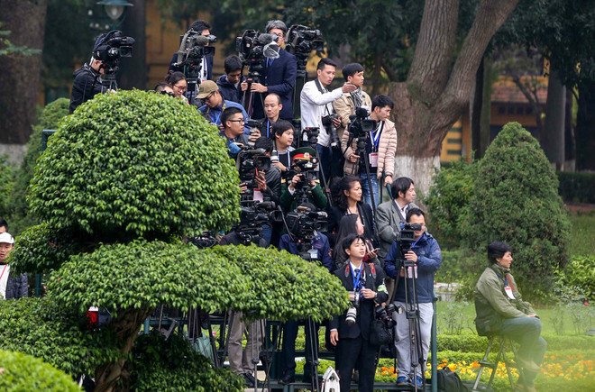 "Hậu trường" tác nghiệp và nỗi vất vả hiểm nguy của nghề báo ảnh 4