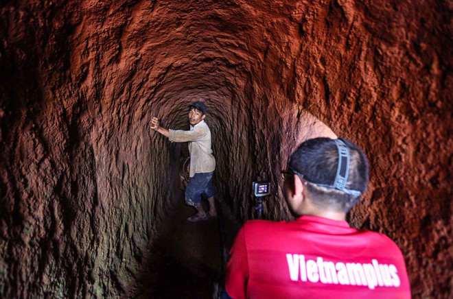 "Hậu trường" tác nghiệp và nỗi vất vả hiểm nguy của nghề báo ảnh 7