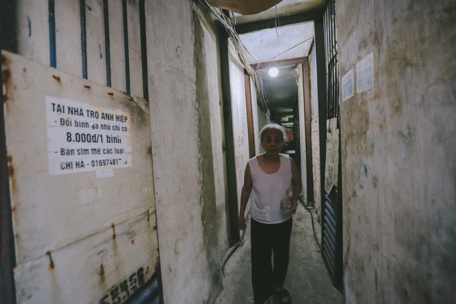 Hà Nội: Ông già "khùng" cho thuê nhà trọ điều hòa giá 15.000 đồng ảnh 17