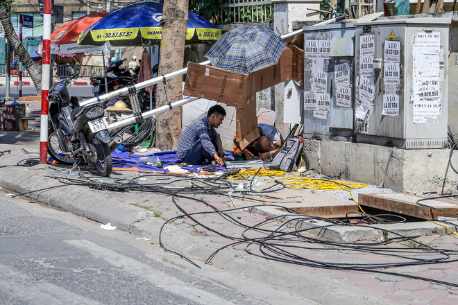 Những người lao động kiệt sức dưới trời nắng nóng ở Hà Nội ảnh 8