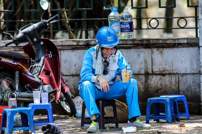 Những người lao động kiệt sức dưới trời nắng nóng ở Hà Nội ảnh 1