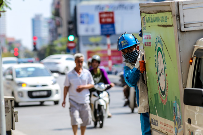 Những người lao động kiệt sức dưới trời nắng nóng ở Hà Nội ảnh 13