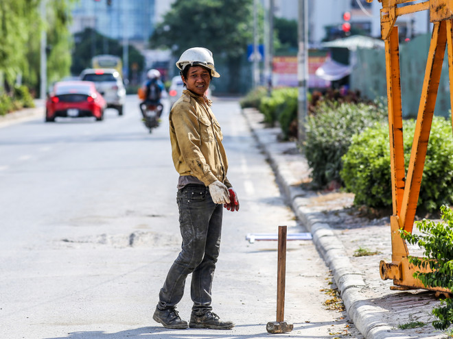Những người lao động kiệt sức dưới trời nắng nóng ở Hà Nội ảnh 14