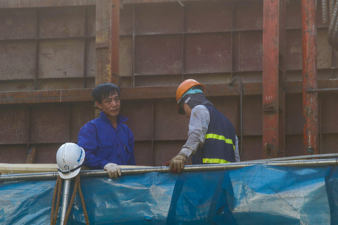 Những người lao động kiệt sức dưới trời nắng nóng ở Hà Nội ảnh 3