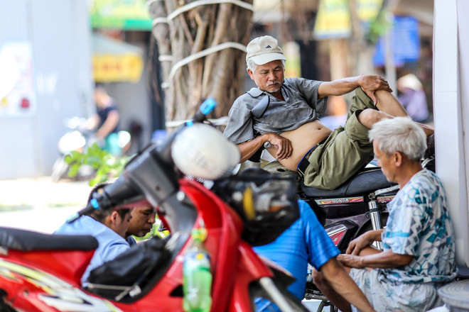 Những người lao động kiệt sức dưới trời nắng nóng ở Hà Nội ảnh 12