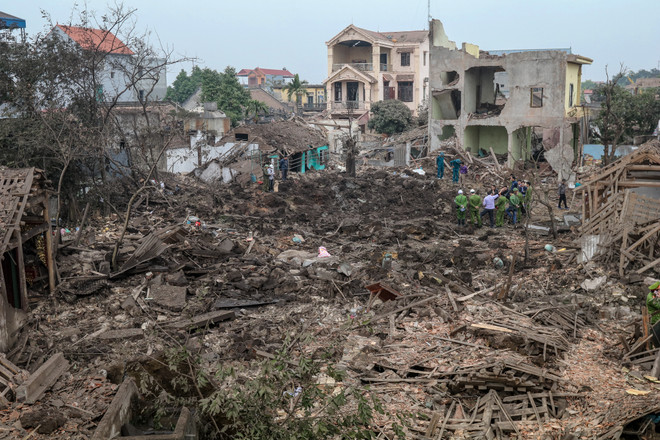 [Photo] Tan hoang làng Quan Độ sau vụ nổ bom kinh hoàng ảnh 1