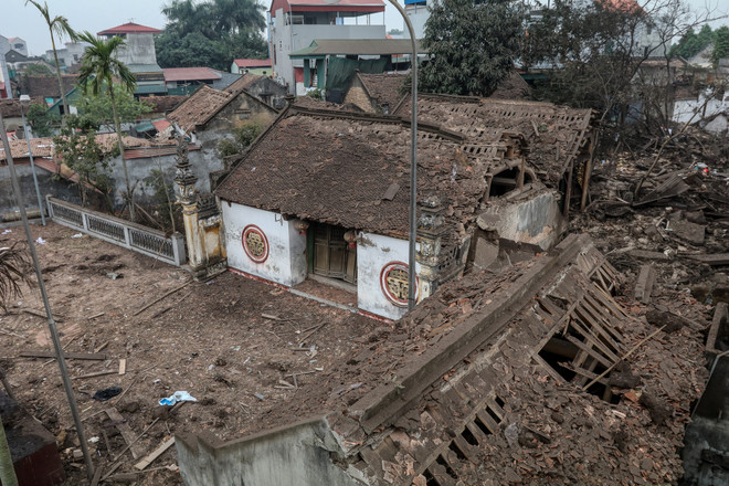 [Photo] Tan hoang làng Quan Độ sau vụ nổ bom kinh hoàng ảnh 3