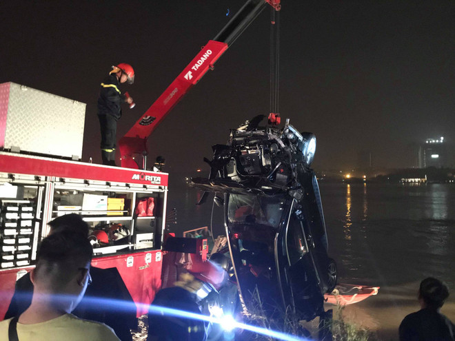 Phát hiện 2 người tử vong trong vụ xe ôtô văng khỏi cầu Chương Dương ảnh 2