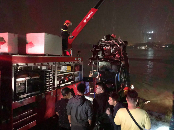 Phát hiện 2 người tử vong trong vụ xe ôtô văng khỏi cầu Chương Dương ảnh 5