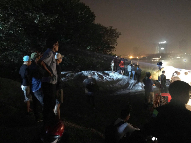 Phát hiện 2 người tử vong trong vụ xe ôtô văng khỏi cầu Chương Dương ảnh 4