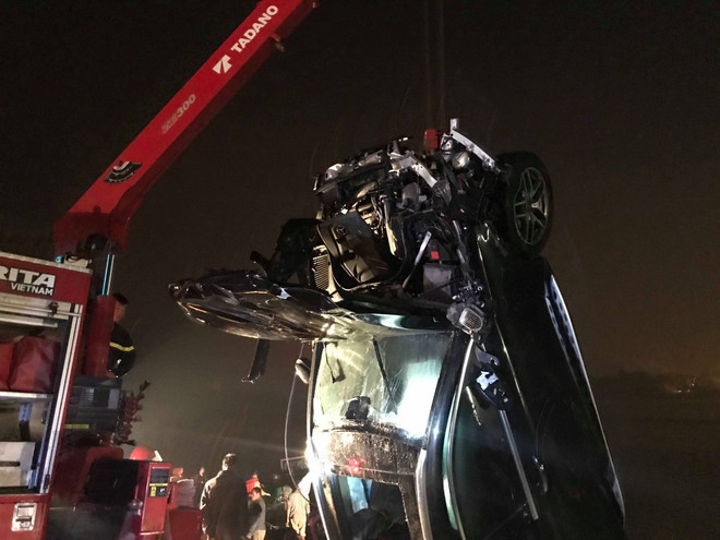 Phát hiện 2 người tử vong trong vụ xe ôtô văng khỏi cầu Chương Dương ảnh 3