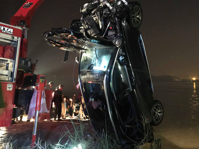 Xác định danh tính nạn nhân đầu tiên trong vụ lao xe xuống sông Hồng ảnh 1