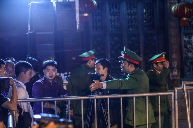 [Photo] Nhét tiền, trèo rào 'đột nhập' đền Trần giờ khai ấn ảnh 11