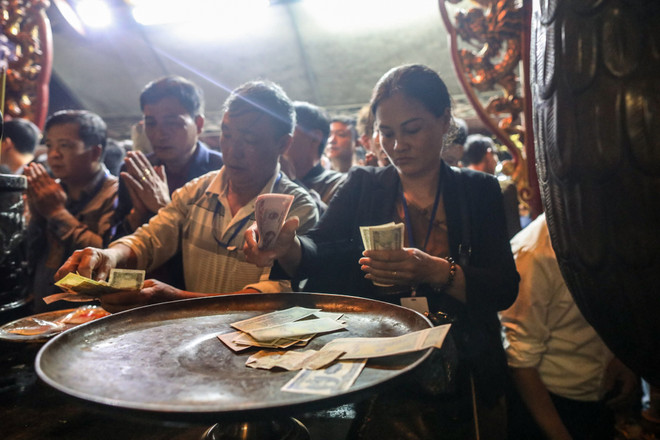 [Photo] Nhét tiền, trèo rào 'đột nhập' đền Trần giờ khai ấn ảnh 19