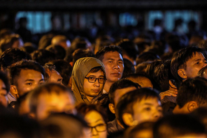 [Photo] Nhét tiền, trèo rào 'đột nhập' đền Trần giờ khai ấn ảnh 17