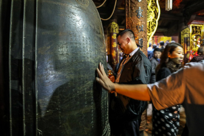 [Photo] Nhét tiền, trèo rào 'đột nhập' đền Trần giờ khai ấn ảnh 20