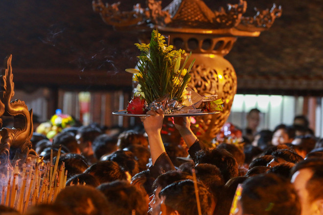 [Photo] Nhét tiền, trèo rào 'đột nhập' đền Trần giờ khai ấn ảnh 7