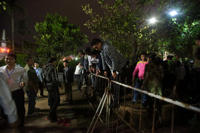 [Photo] Nhét tiền, trèo rào 'đột nhập' đền Trần giờ khai ấn ảnh 5