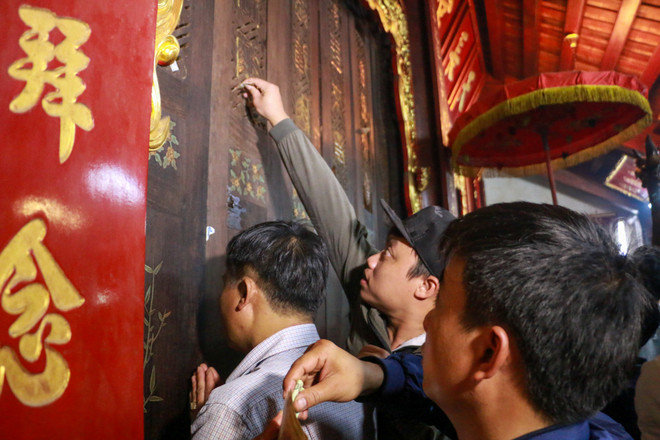 [Photo] Nhét tiền, trèo rào 'đột nhập' đền Trần giờ khai ấn ảnh 18