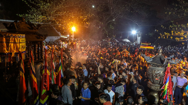 [Photo] Nhét tiền, trèo rào 'đột nhập' đền Trần giờ khai ấn ảnh 9