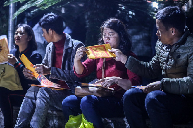 [Photo] Nhét tiền, trèo rào 'đột nhập' đền Trần giờ khai ấn ảnh 16