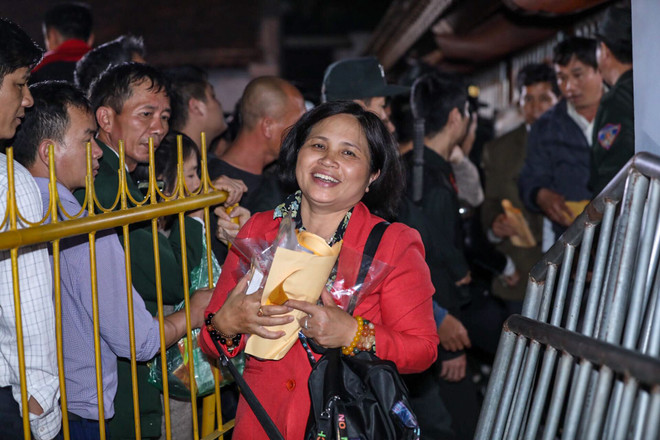 [Photo] Nhét tiền, trèo rào 'đột nhập' đền Trần giờ khai ấn ảnh 14