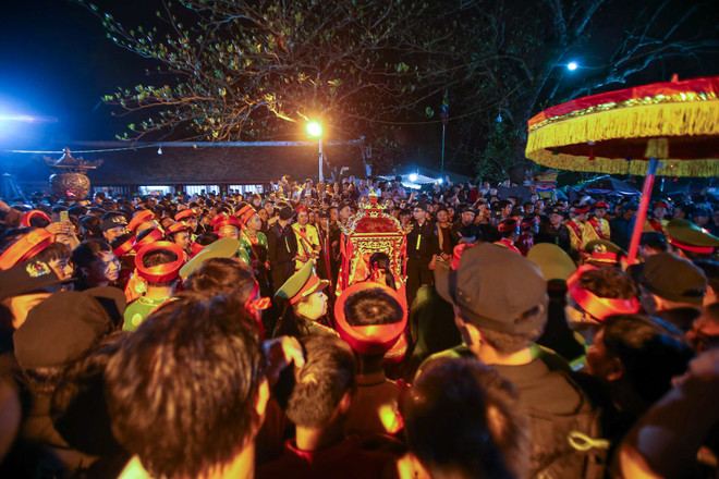 [Photo] Nhét tiền, trèo rào 'đột nhập' đền Trần giờ khai ấn ảnh 3