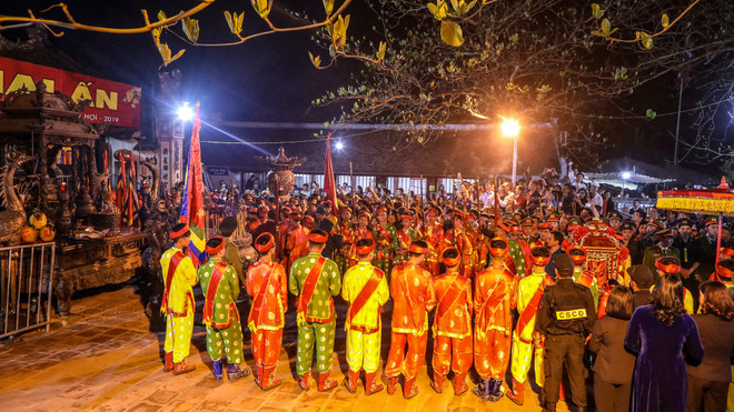 [Photo] Nhét tiền, trèo rào 'đột nhập' đền Trần giờ khai ấn ảnh 6