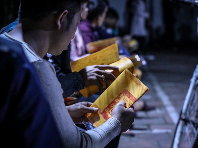 [Photo] Nhét tiền, trèo rào 'đột nhập' đền Trần giờ khai ấn ảnh 15