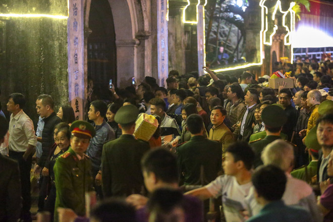[Photo] Nhét tiền, trèo rào 'đột nhập' đền Trần giờ khai ấn ảnh 4
