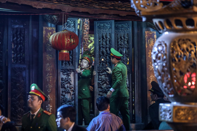[Photo] Nhét tiền, trèo rào 'đột nhập' đền Trần giờ khai ấn ảnh 13