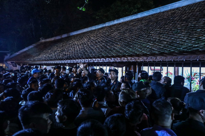 [Photo] Nhét tiền, trèo rào 'đột nhập' đền Trần giờ khai ấn ảnh 12