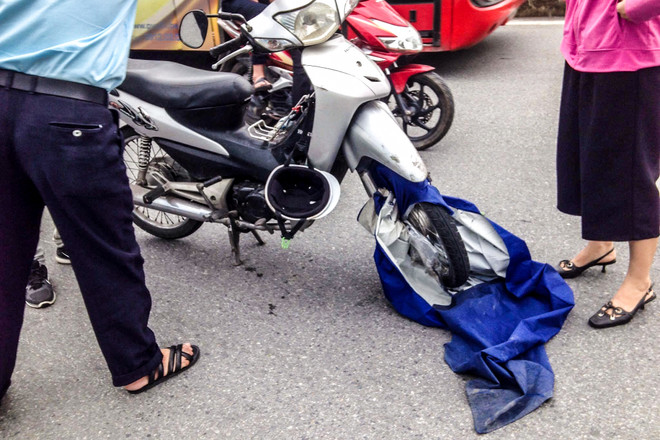 Hà Nội: Ngã trọng thương do áo mưa cuốn vào bánh xe ảnh 1