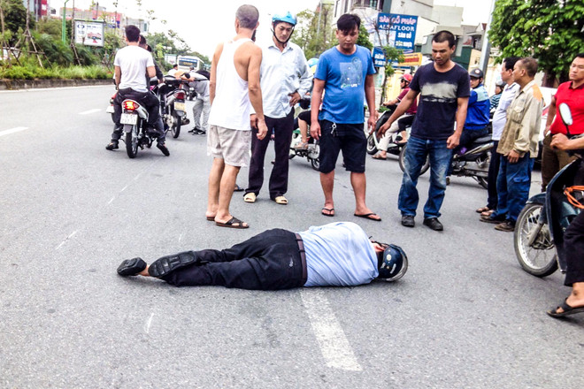 Hà Nội: Ngã trọng thương do áo mưa cuốn vào bánh xe ảnh 2