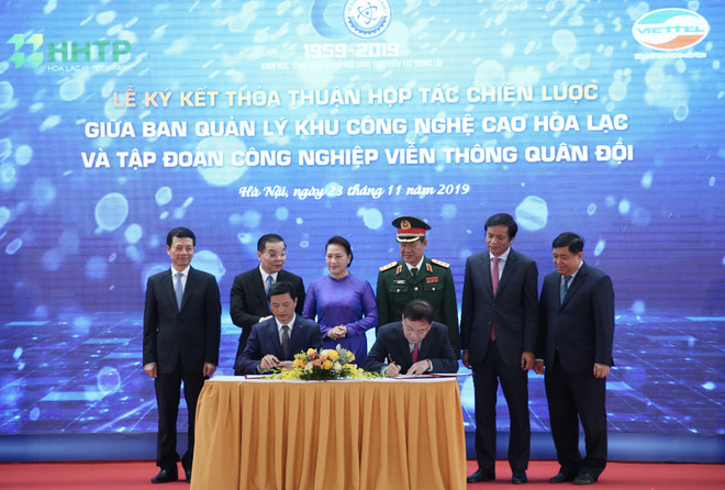 Tập đoàn Công nghiệp - Viễn thông Quân đội (Viettel) và Ban quản lý khu Công nghệ cao Hòa Lạc (Thạch Thất, Hà Nội) đã ký thỏa thuận hợp tác chiến lược. (Ảnh: PV/Vietnam+) Viettel sẽ xây tổ hợp sản xuất công nghiệp công nghệ cao tại Hòa Lạc ảnh 1
