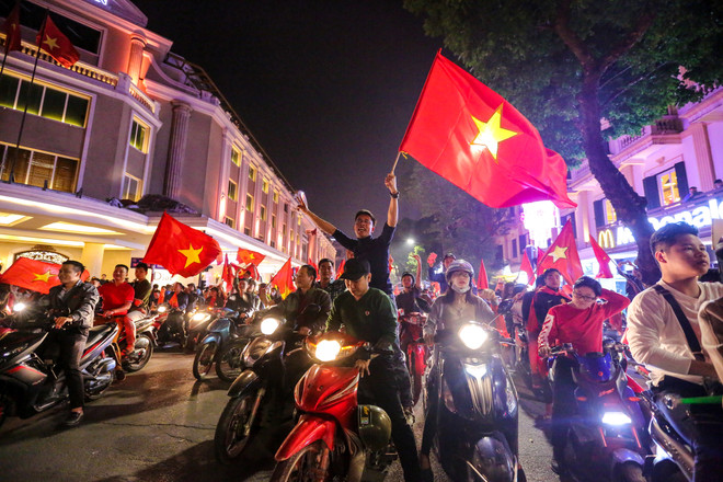 Đường phố Hà Nội 'nhuộm đỏ' sau chiến thắng thần kỳ của U23 Việt Nam ảnh 16
