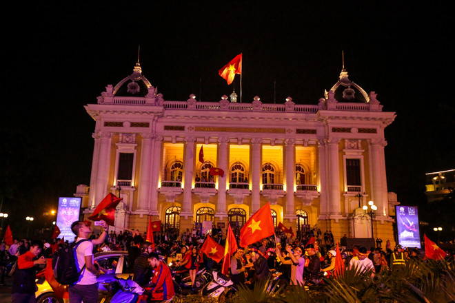 Đường phố Hà Nội 'nhuộm đỏ' sau chiến thắng thần kỳ của U23 Việt Nam ảnh 20