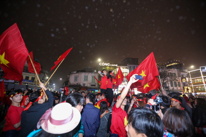 Người hâm mộ vẫn đổ ra đường ăn mừng sau trận thua của U23 Việt Nam ảnh 14