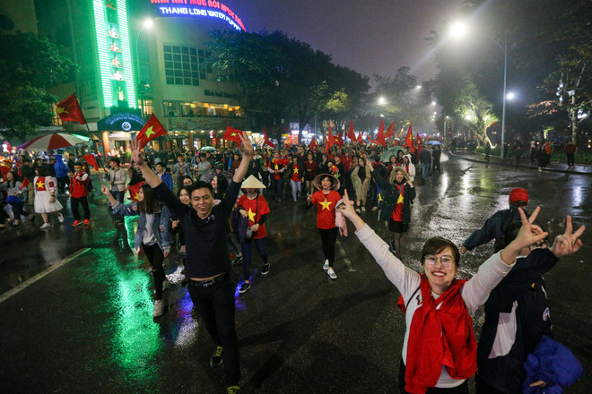 Người hâm mộ vẫn đổ ra đường ăn mừng sau trận thua của U23 Việt Nam ảnh 2