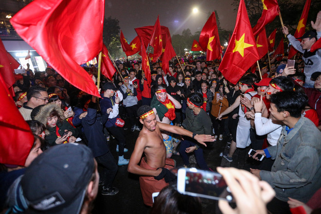 Người hâm mộ vẫn đổ ra đường ăn mừng sau trận thua của U23 Việt Nam ảnh 15