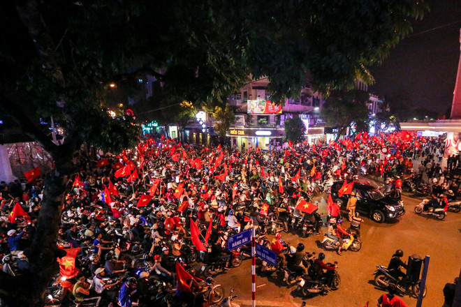 Đường phố Hà Nội 'nhuộm đỏ' sau chiến thắng thần kỳ của U23 Việt Nam ảnh 14