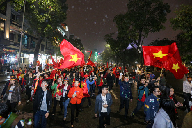 Người hâm mộ vẫn đổ ra đường ăn mừng sau trận thua của U23 Việt Nam ảnh 4